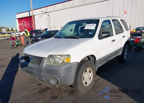 2005 Ford Escape Xls z USA, uszkodzony, nr VIN 1FMYU02Z15KA38119